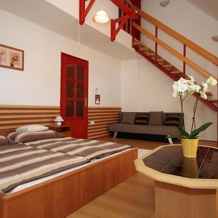 Hellasz Apartman Дьюла Екстер'єр фото