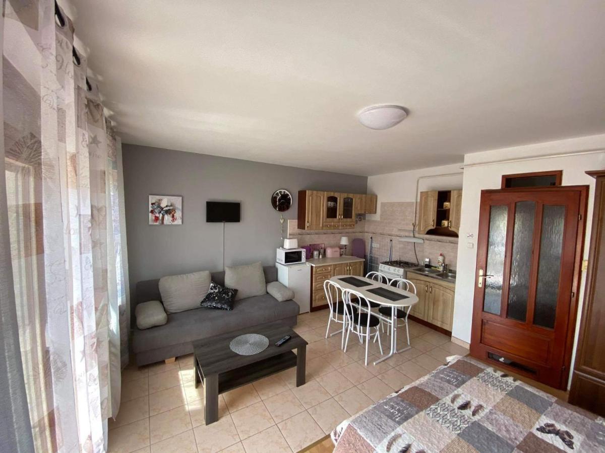 Hellasz Apartman Дьюла Екстер'єр фото