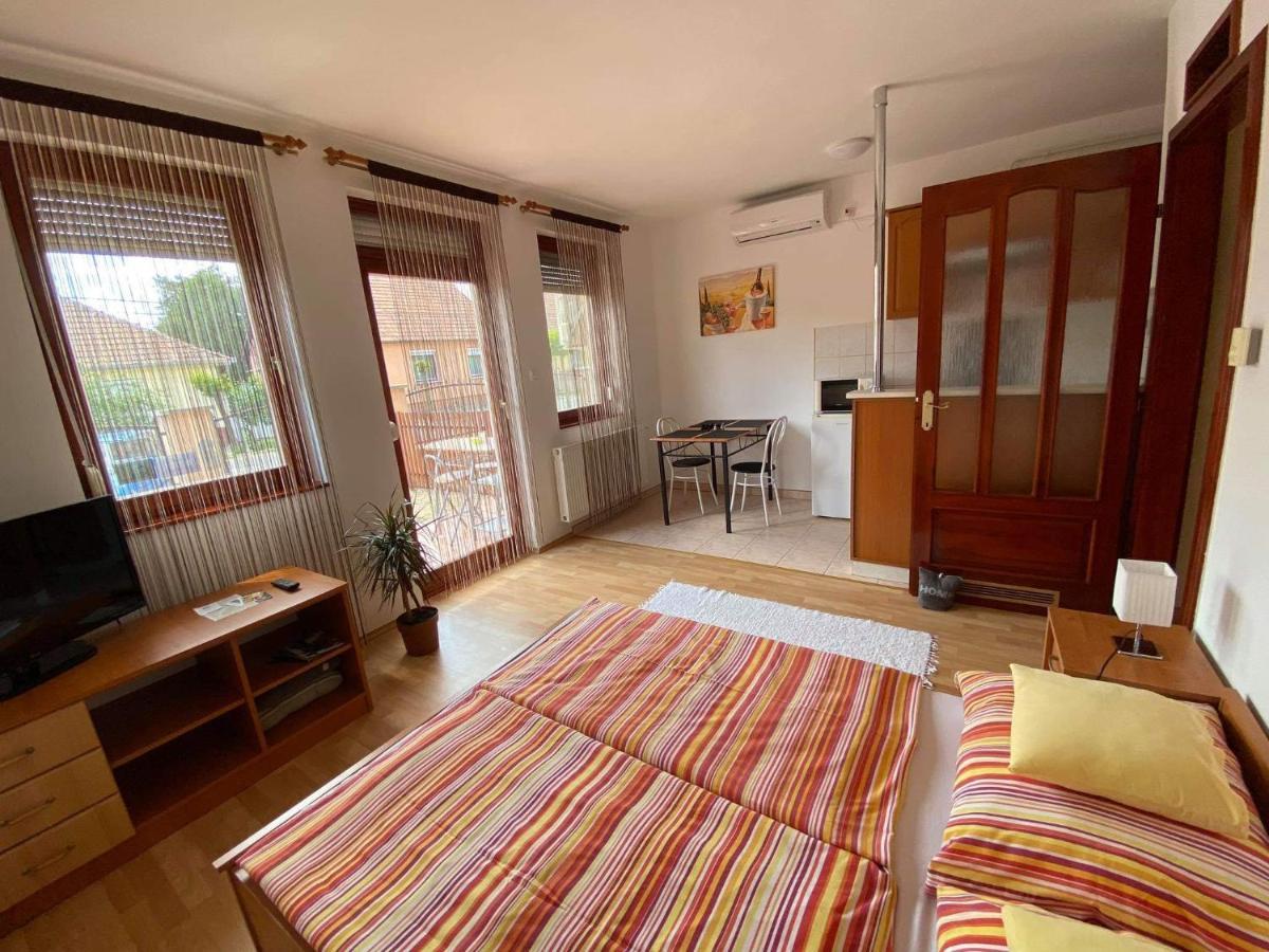 Hellasz Apartman Дьюла Екстер'єр фото