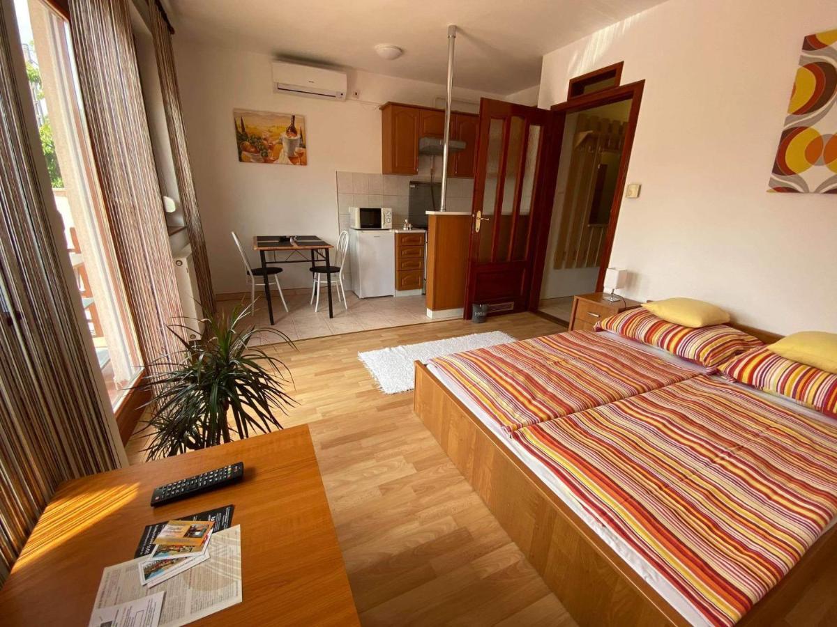Hellasz Apartman Дьюла Екстер'єр фото
