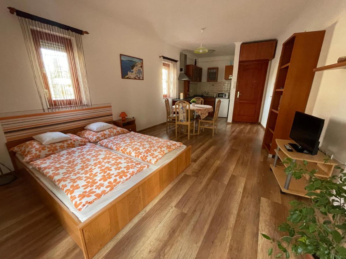 Hellasz Apartman Дьюла Екстер'єр фото