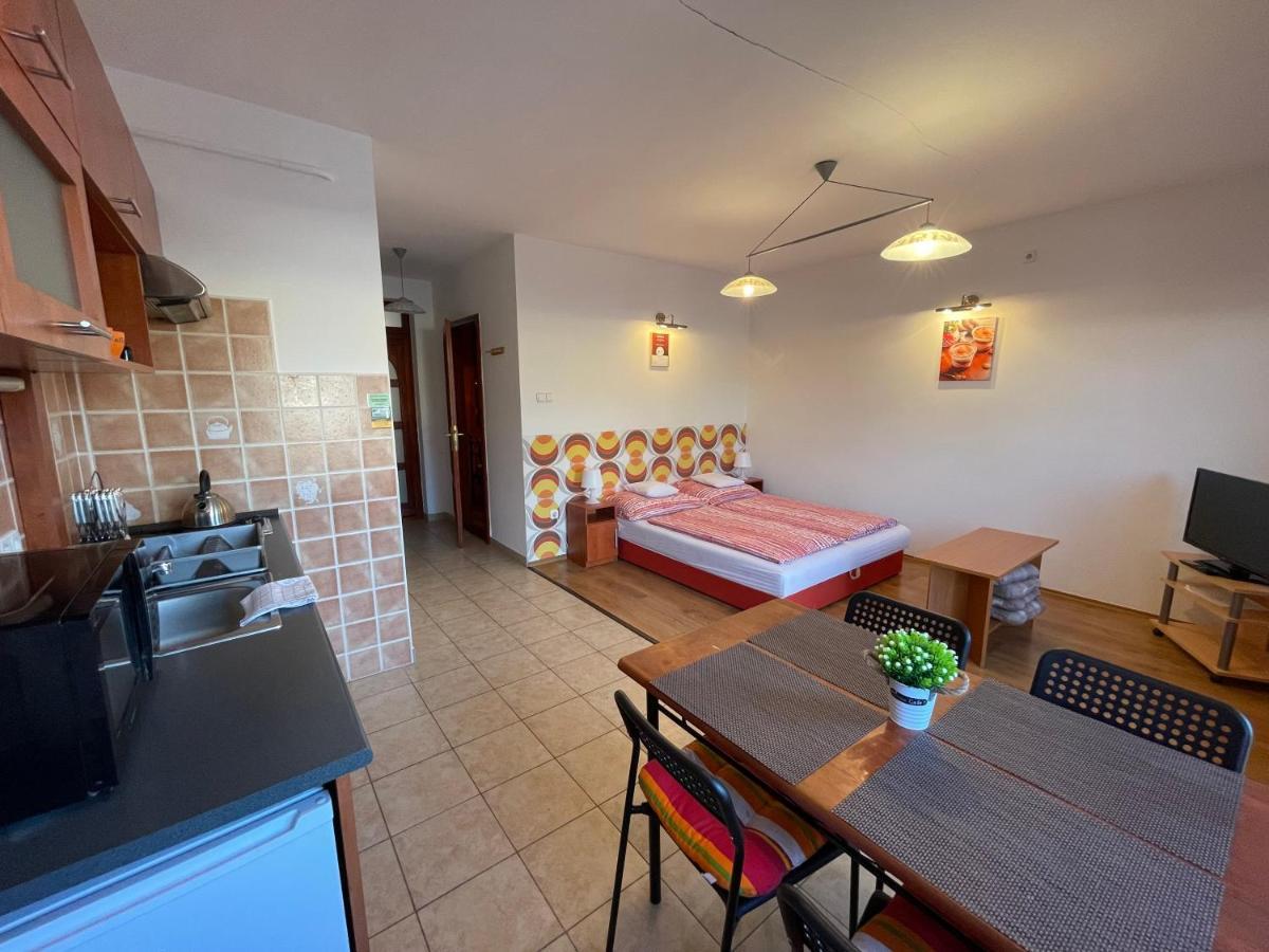 Hellasz Apartman Дьюла Екстер'єр фото
