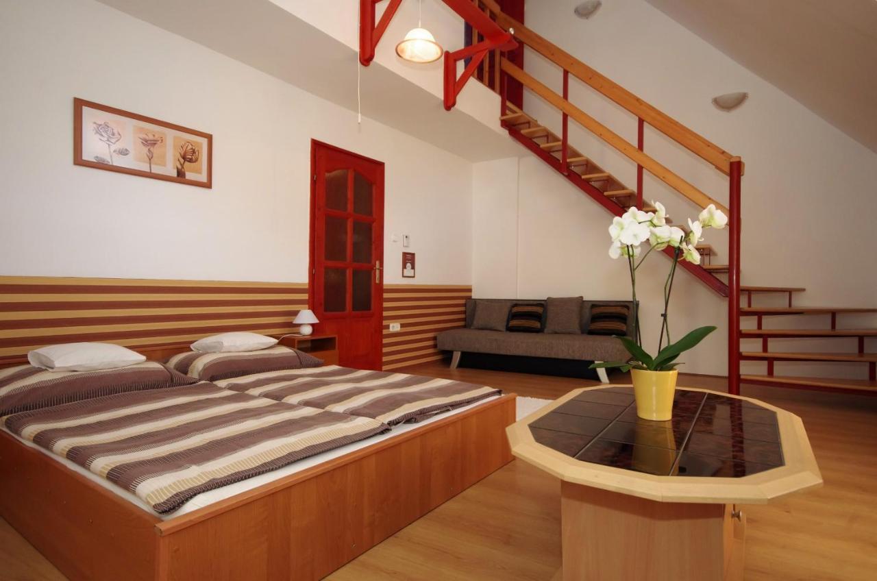 Hellasz Apartman Дьюла Екстер'єр фото