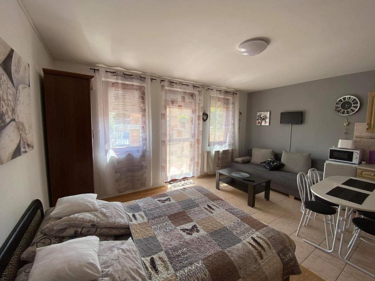 Hellasz Apartman Дьюла Екстер'єр фото
