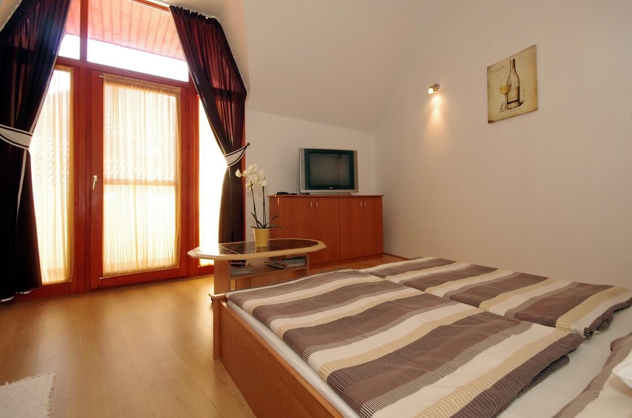 Hellasz Apartman Дьюла Екстер'єр фото
