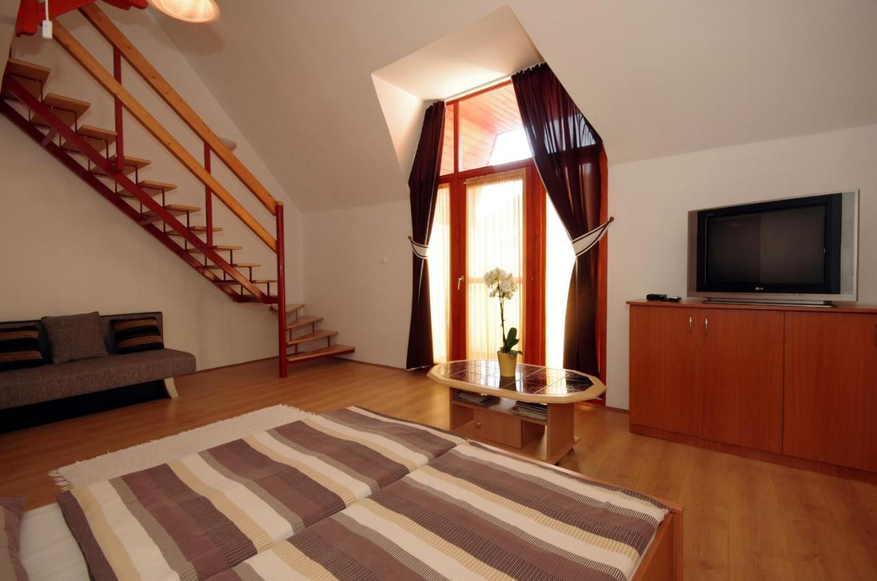 Hellasz Apartman Дьюла Екстер'єр фото